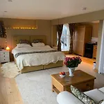 The Penthouse Tranquil Loft Jacuzzi Bath & Complimentary Cascades Membership