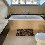 The Penthouse Tranquil Loft Jacuzzi Bath & Complimentary Cascades Membership