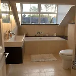 招待所 The Penthouse Tranquil Loft Jacuzzi Bath & Complimentary Cascades Membership 4*