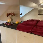 Penzion The Penthouse Tranquil Loft Jacuzzi Bath & Complimentary Cascades Membership 4*