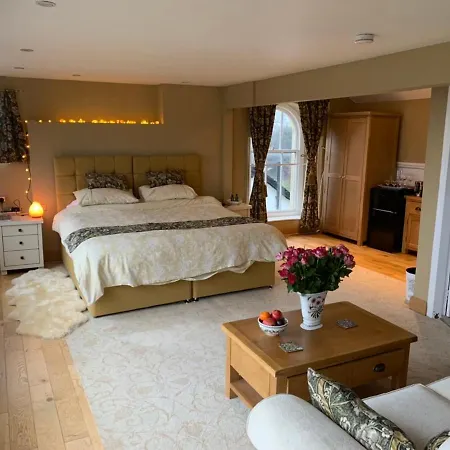 The Penthouse Tranquil Loft Jacuzzi Bath & Complimentary Cascades Membership