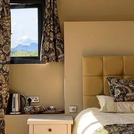 The Penthouse Tranquil Loft Jacuzzi Bath & Complimentary Cascades Membership Vendégház 4*