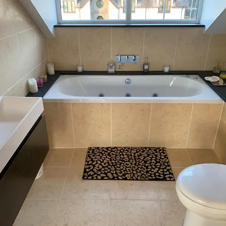 The Penthouse Tranquil Loft Jacuzzi Bath & Complimentary Cascades Membership