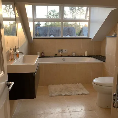 Vendégház The Penthouse Tranquil Loft Jacuzzi Bath & Complimentary Cascades Membership 4*
