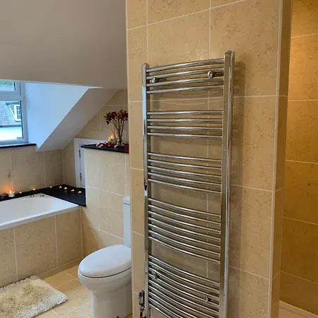 The Penthouse Tranquil Loft Jacuzzi Bath & Complimentary Cascades Membership Konukevi 4*