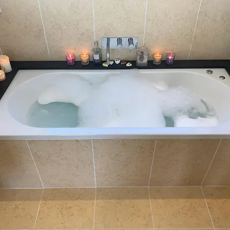 The Penthouse Tranquil Loft Jacuzzi Bath & Complimentary Cascades Membership Vendégház