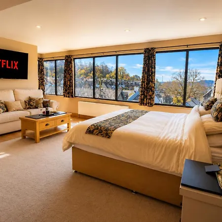 The Penthouse Tranquil Loft Jacuzzi Bath & Complimentary Cascades Membership Vendégház