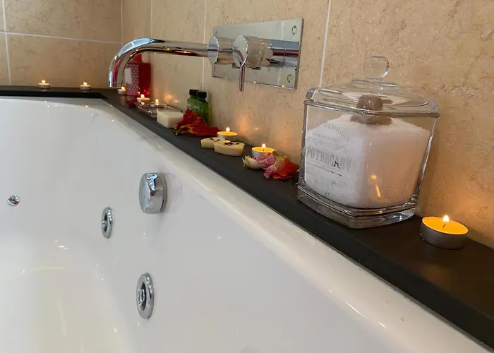 The Penthouse Tranquil Loft Jacuzzi Bath & Complimentary Cascades Membership Penzion