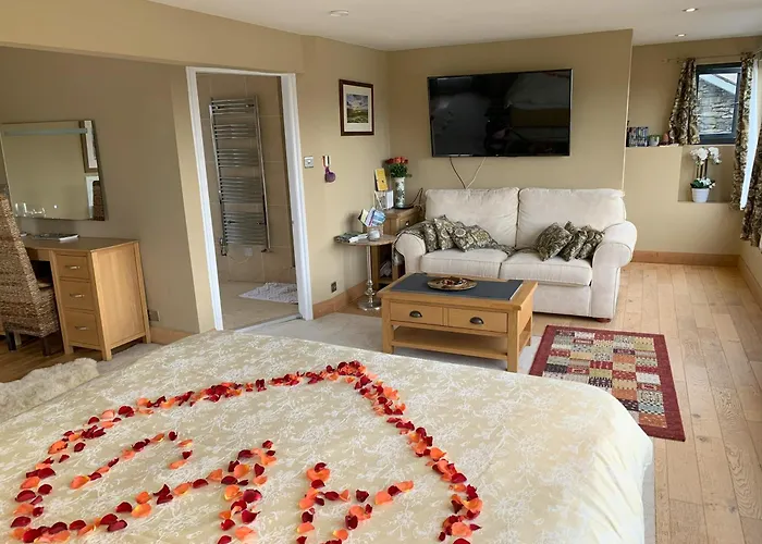 The Penthouse Tranquil Loft Jacuzzi Bath & Complimentary Cascades Membership Penzion