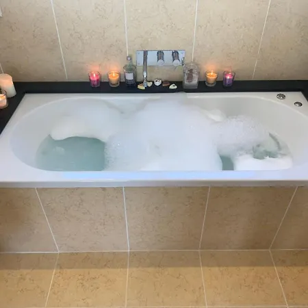 The Penthouse Luxury Loft Jacuzzi Bath & Complimentary Lakeview Membership Guest house *
