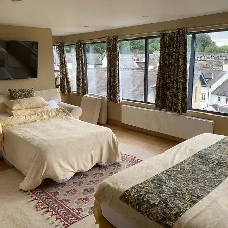 Guest house The Penthouse Luxury Loft Jacuzzi Bath & Complimentary Lakeview Membership Bowness-on-Windermere
