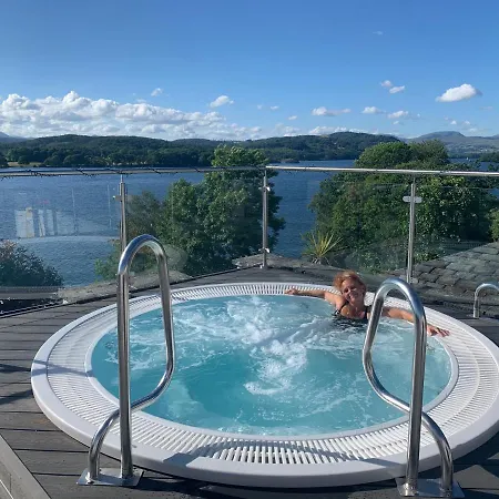 The Penthouse Luxury Loft Jacuzzi Bath & Complimentary Lakeview Membership *