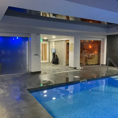 The Penthouse Luxury Loft Jacuzzi Bath & Complimentary Lakeview Membership Guest house