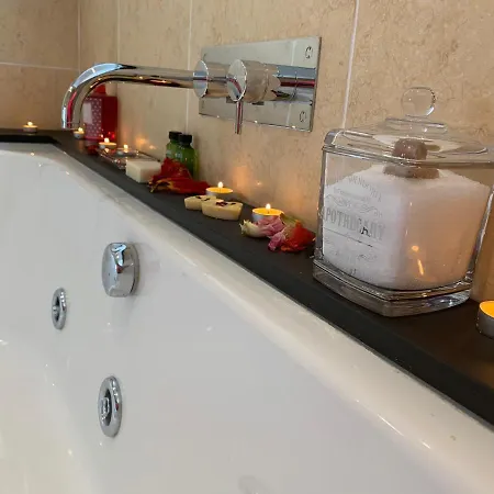 The Penthouse Tranquil Loft Jacuzzi Bath & Complimentary Cascades Membership Pensionat