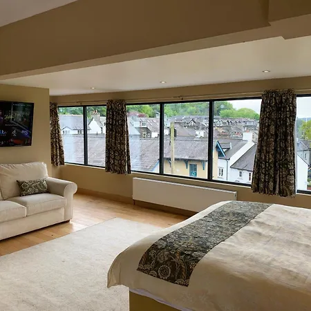 Guest house The Penthouse Luxury Loft Jacuzzi Bath & Complimentary Lakeview Membership *