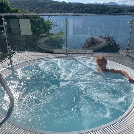 Guest house The Penthouse Luxury Loft Jacuzzi Bath & Complimentary Lakeview Membership
