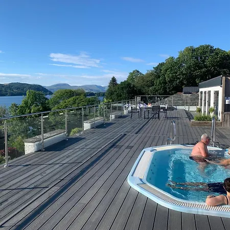 Guest house The Penthouse Luxury Loft Jacuzzi Bath & Complimentary Lakeview Membership *